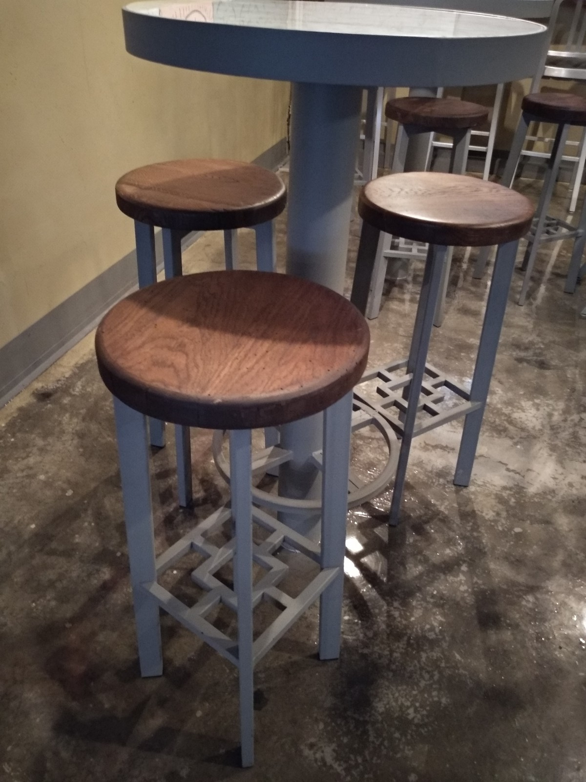 Столы и стулья для Belgian Beer Bar на Никитском бульваре