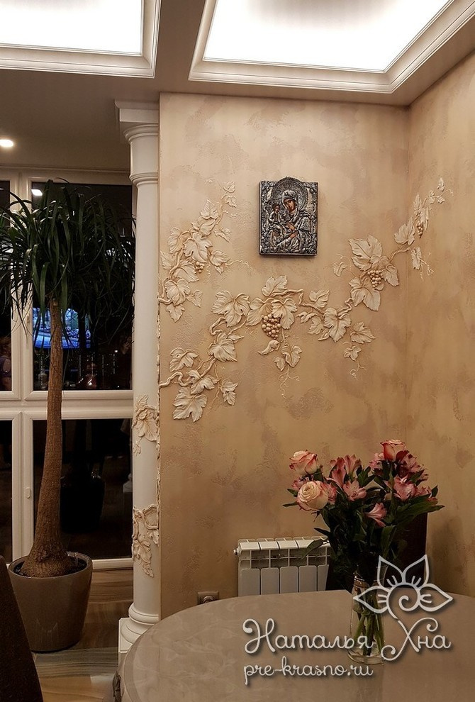 Виноградная лоза. Барельеф на кухне