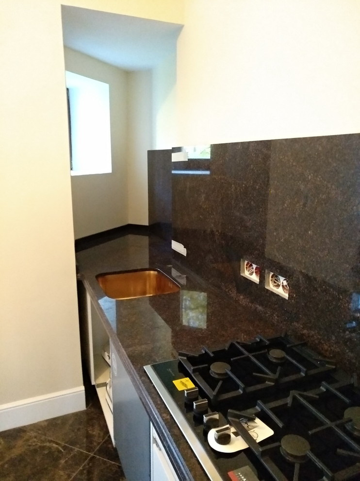 Кухонная столешница с фартуком из Дымовского гранита