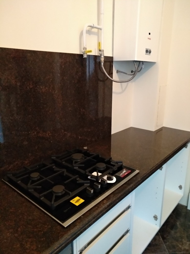 Кухонная столешница с фартуком из Дымовского гранита