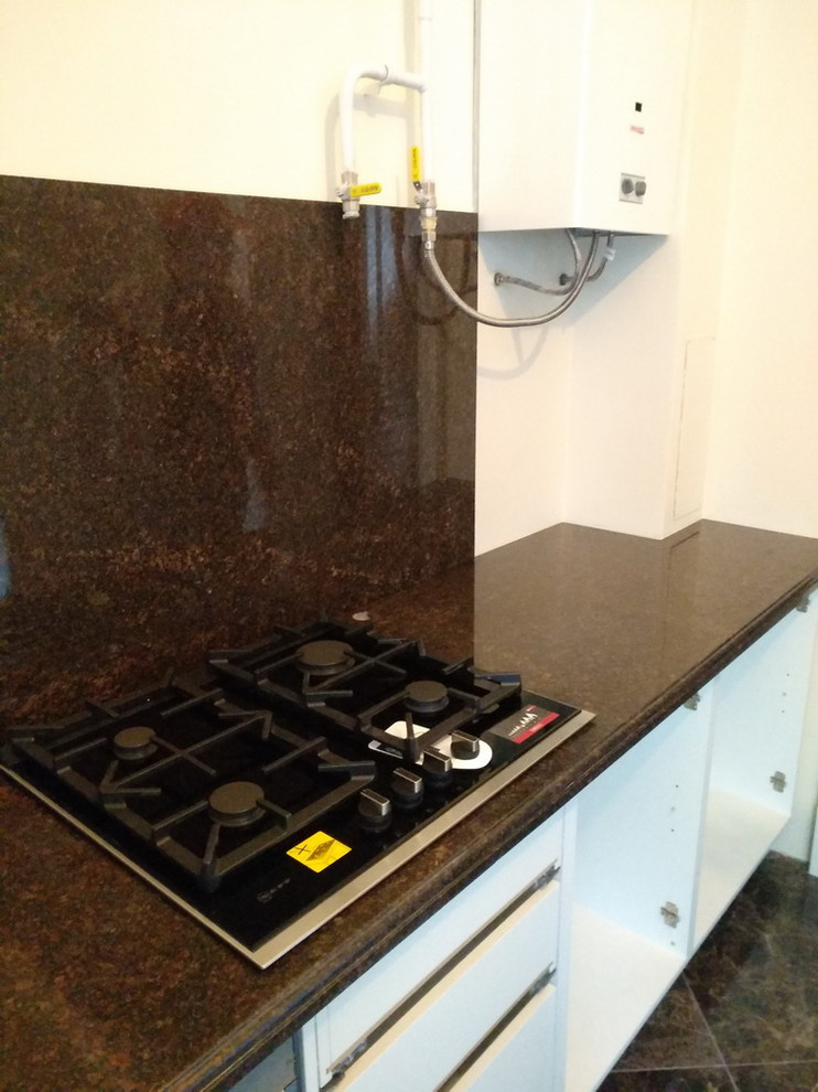 Кухонная столешница с фартуком из Дымовского гранита