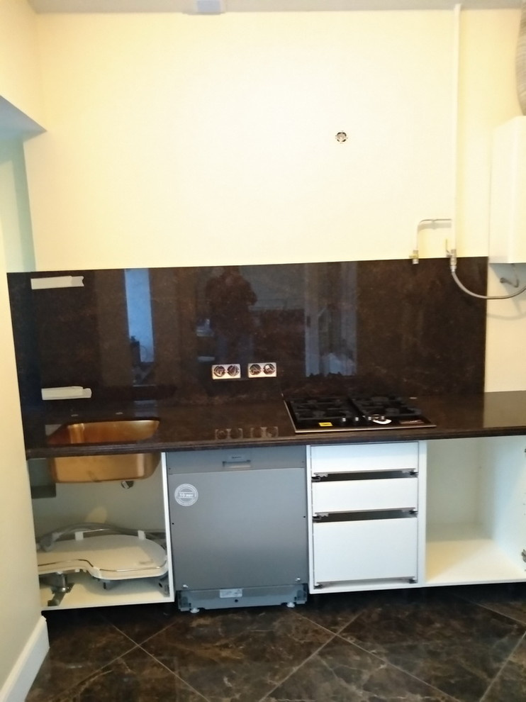 Кухонная столешница с фартуком из Дымовского гранита