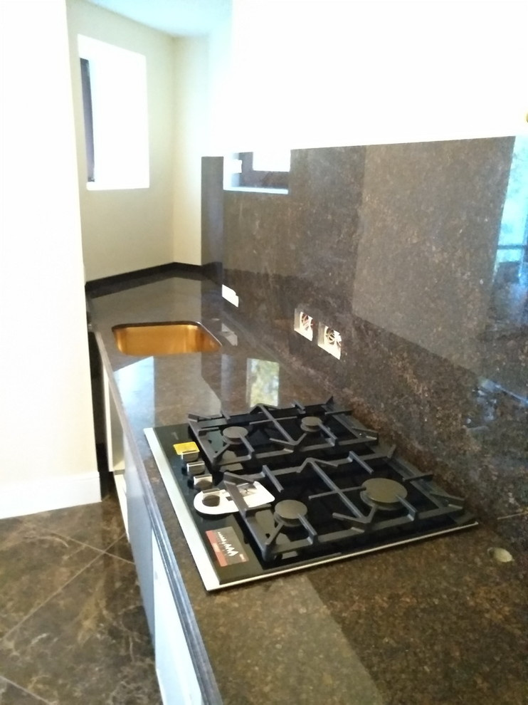 Кухонная столешница с фартуком из Дымовского гранита