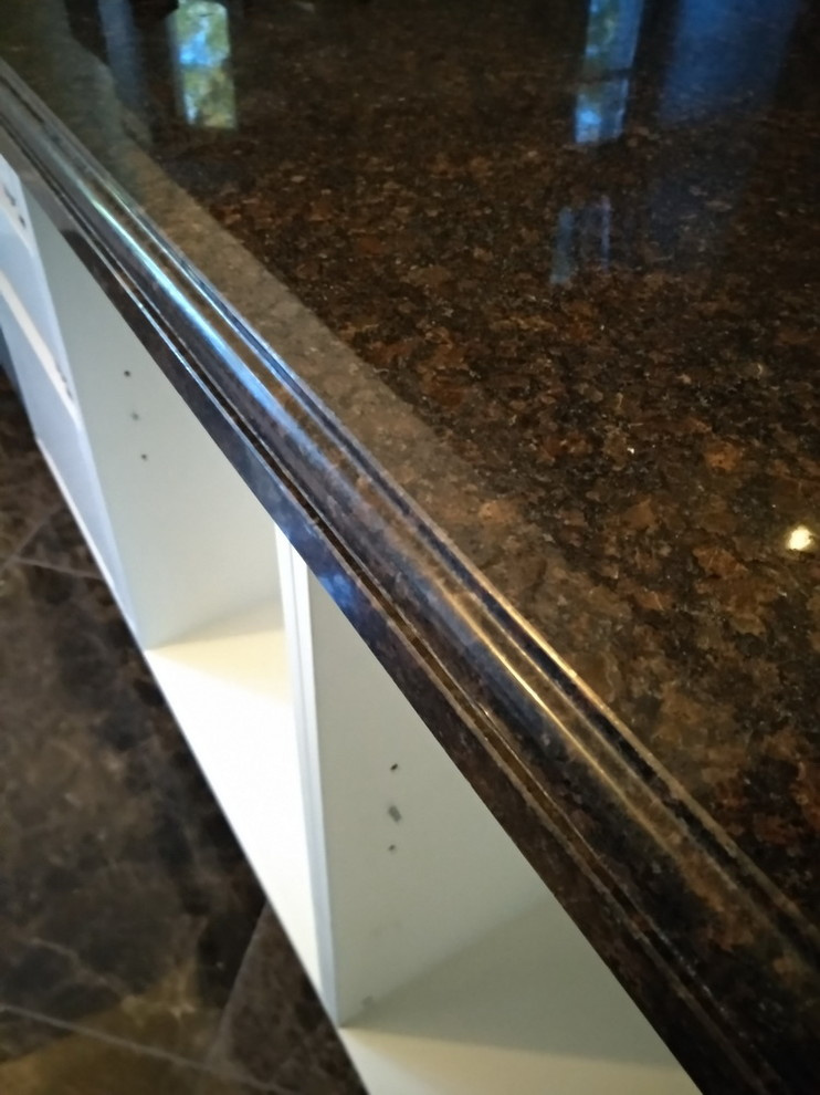 Кухонная столешница с фартуком из Дымовского гранита