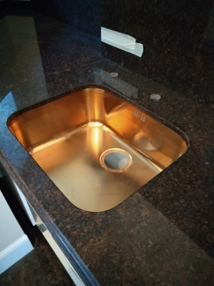 Кухонная столешница с фартуком из Дымовского гранита