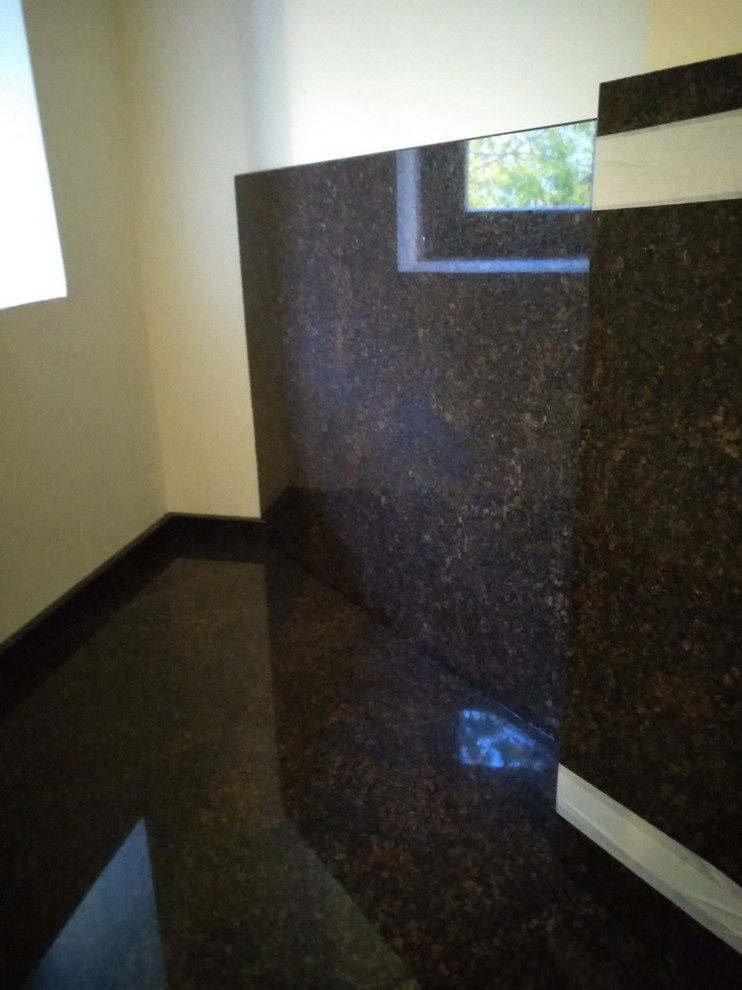 Кухонная столешница с фартуком из Дымовского гранита