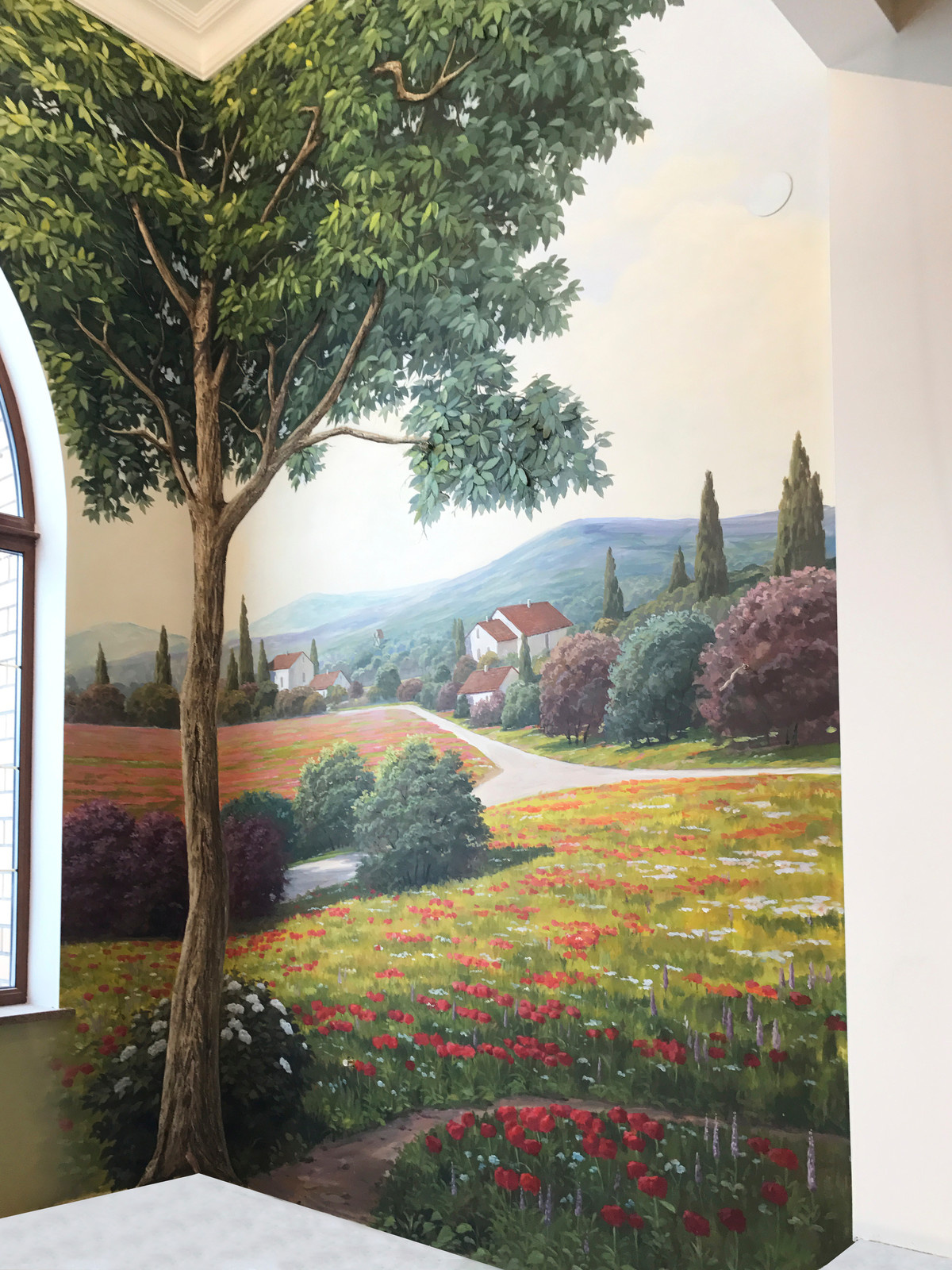 Роспись стен и барельеф