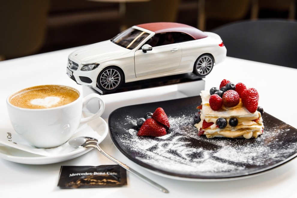 Обложка проекта: Mercedes-Benz Café