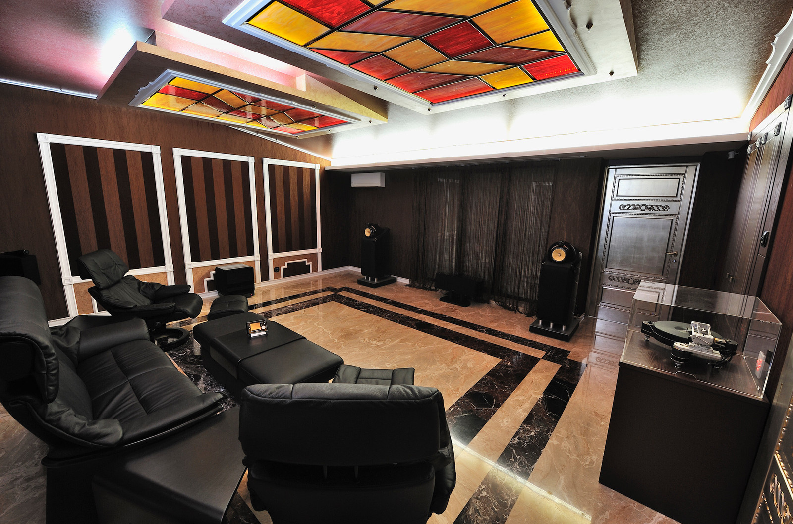 Классический кинотеатр в отдельном помещении