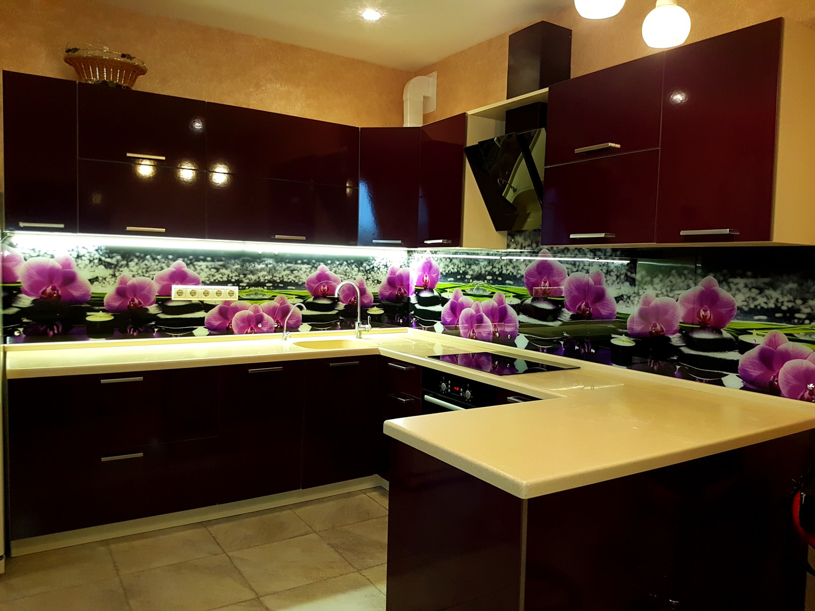 Фартуки для кухни из стекла