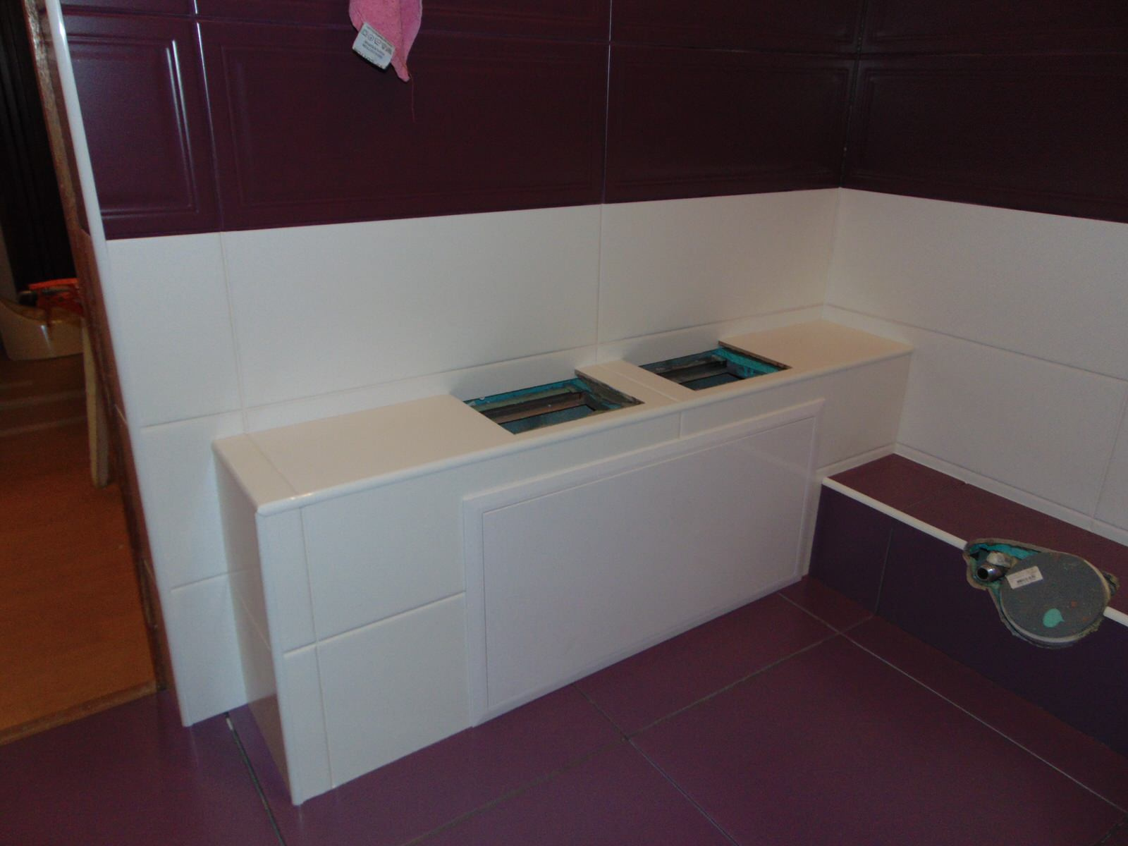 Белоснежный короб с очень хорошим доступом к коммуникациям.