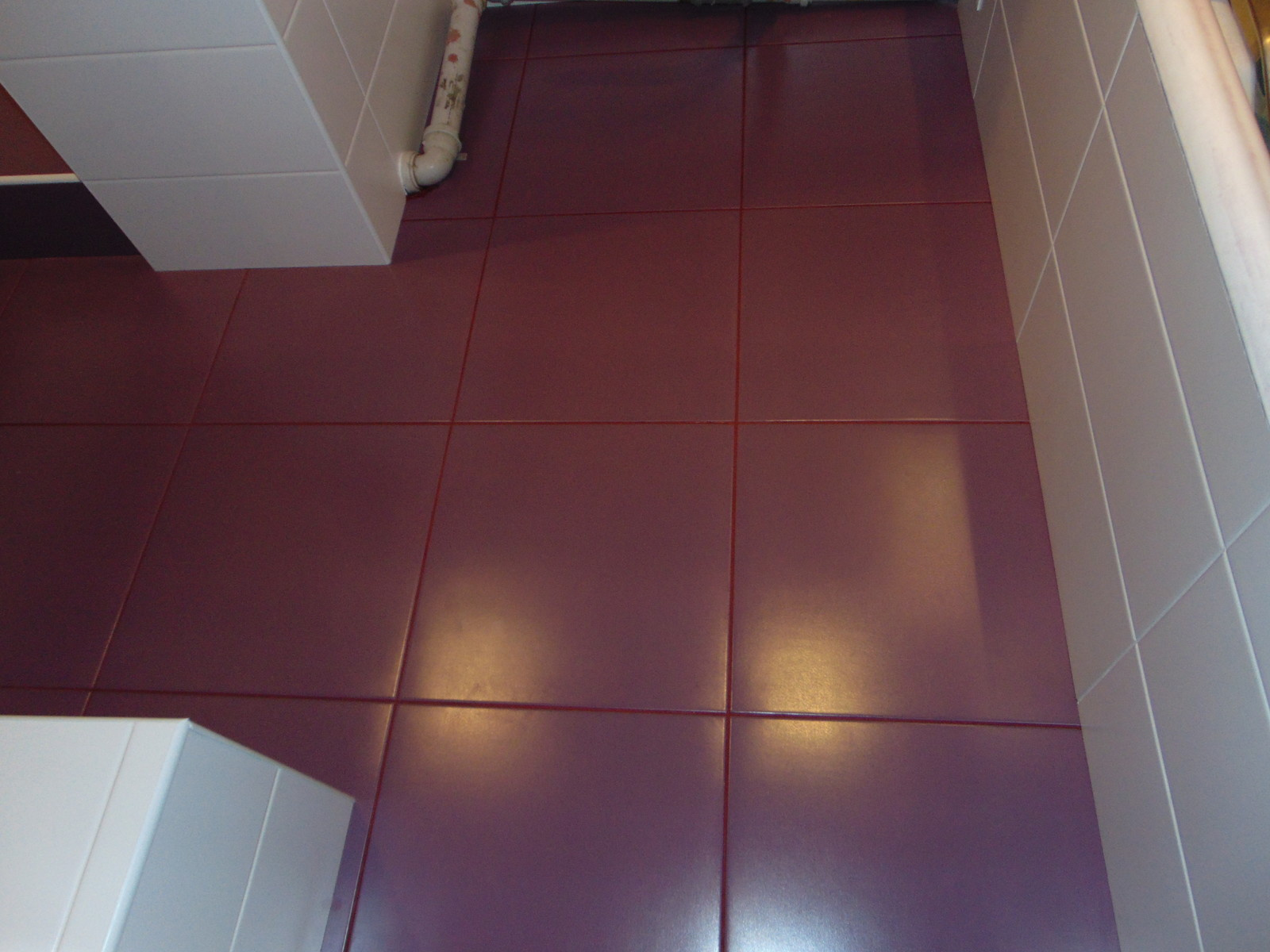 Пол в яркой ванной