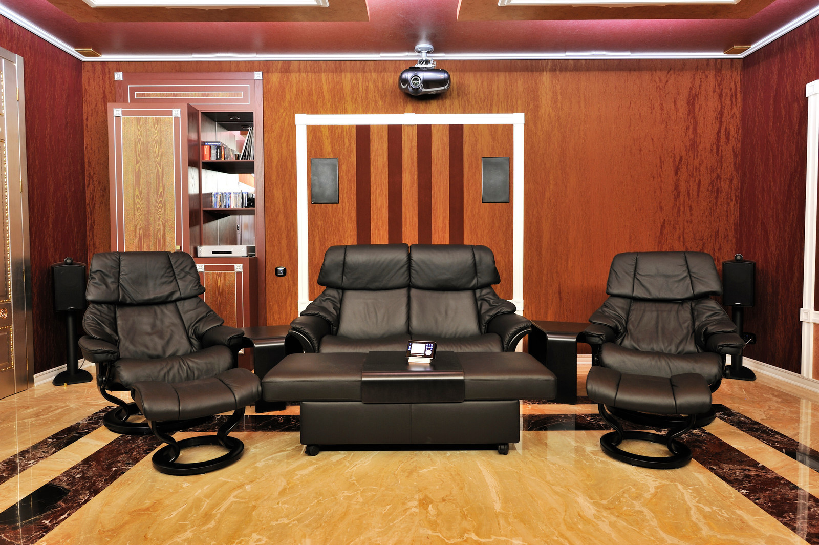 Классический кинотеатр в отдельном помещении