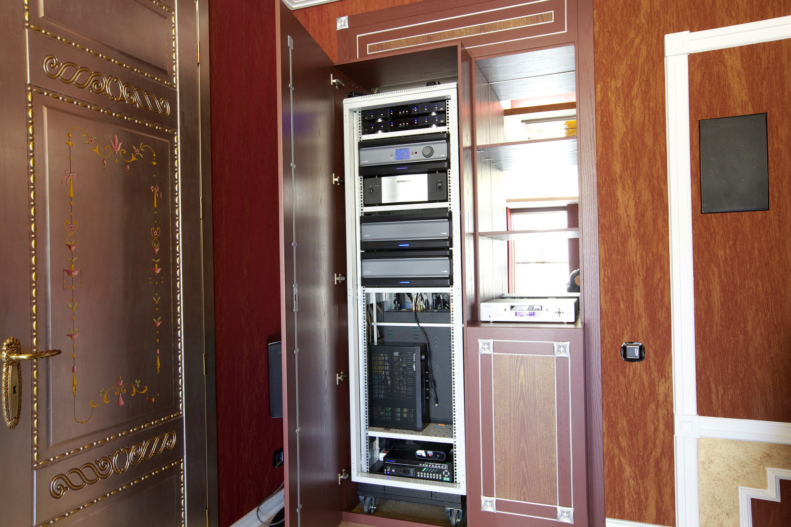 Обложка проекта: Классический кинотеатр в отдельном помещении