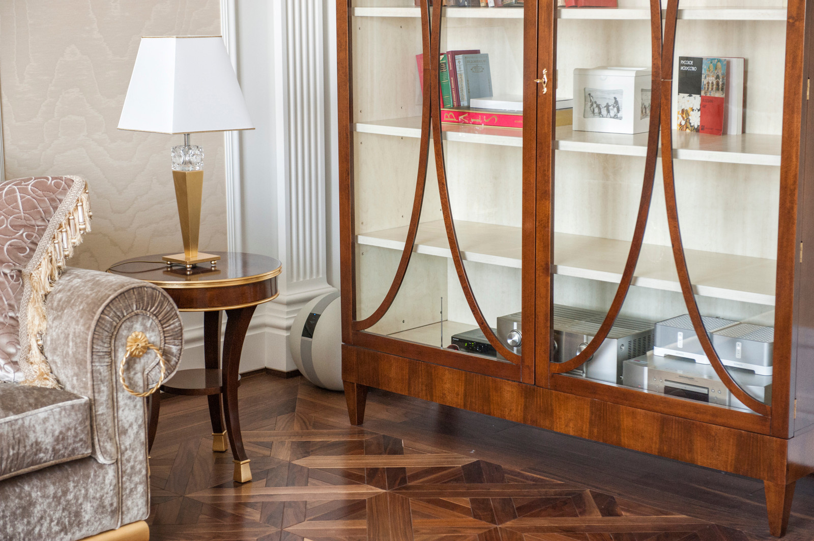 Домашний кинотеатр в гостиной.