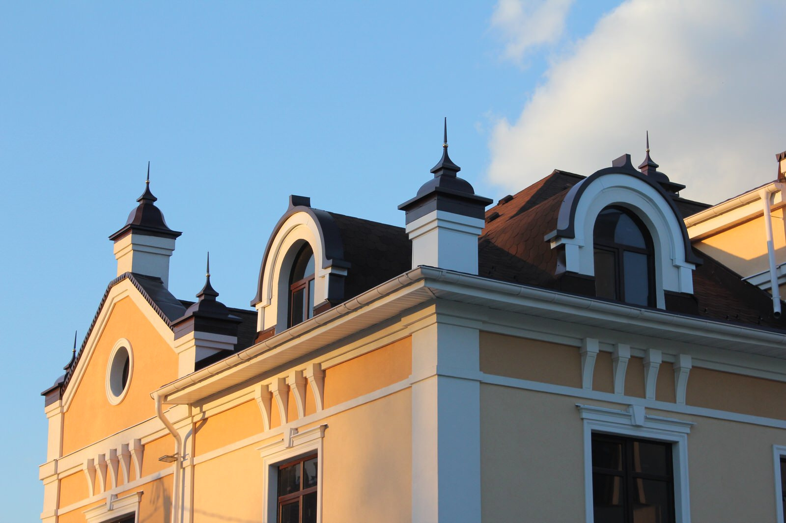 Декоративные тумы и колпаки, окрытие арок и парапетов, купол на Бизнес центр