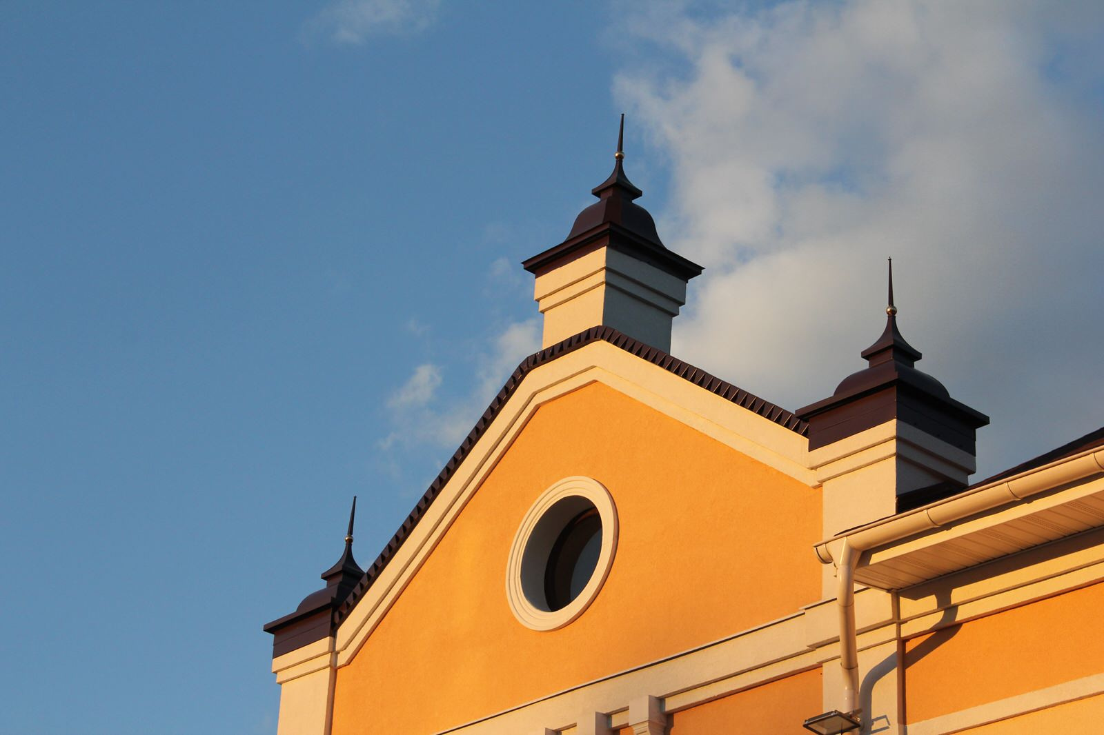 Декоративные тумы и колпаки, окрытие арок и парапетов, купол на Бизнес центр