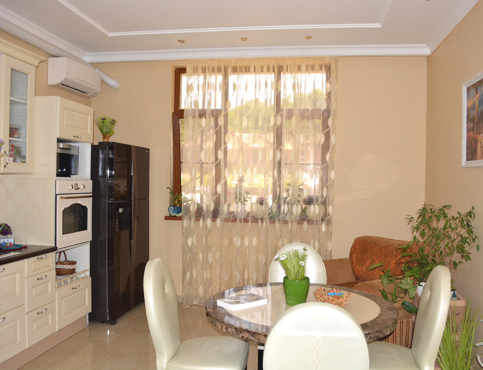 "Сочная" цветочная кухня с декором ручной работы.