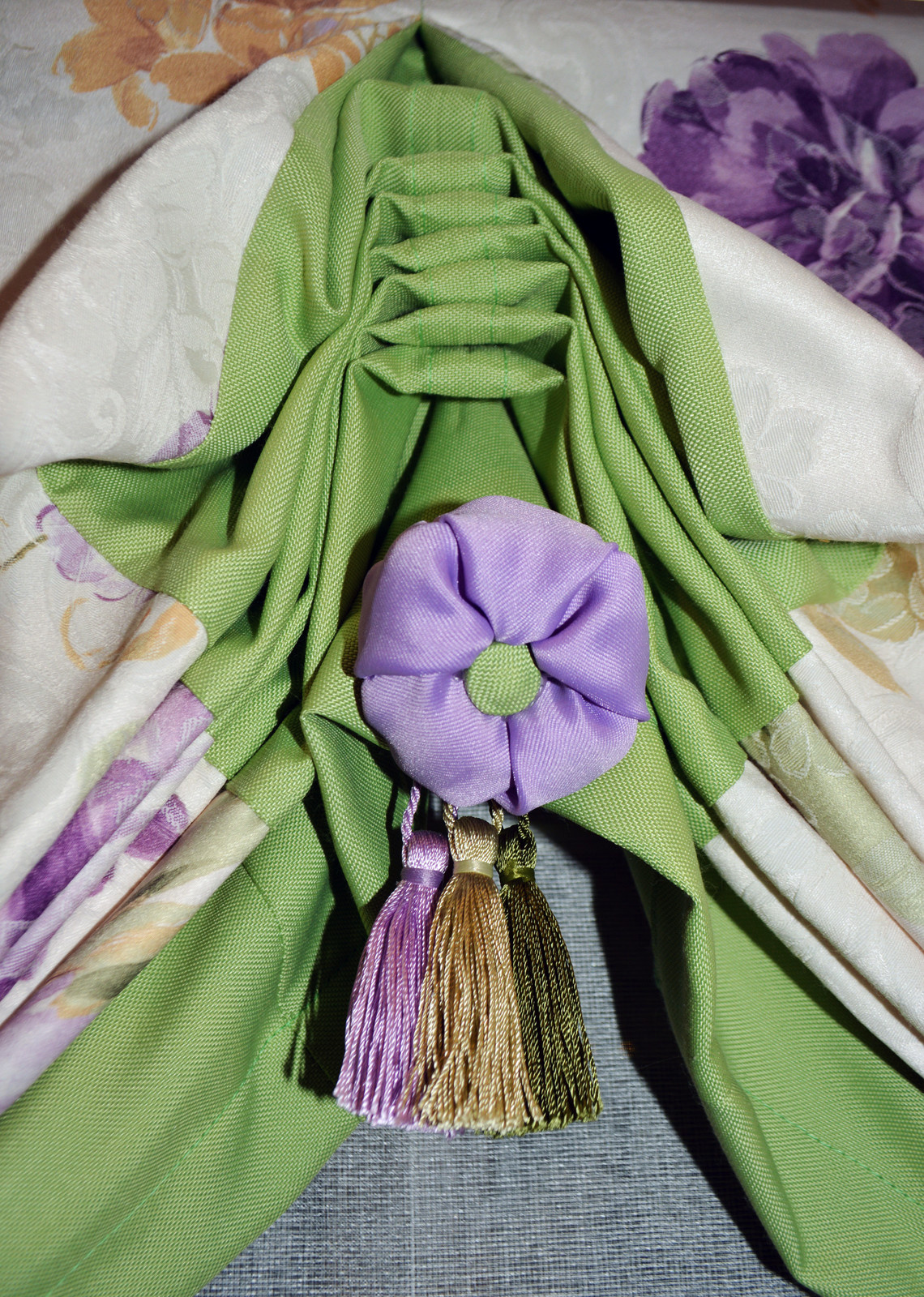 "Сочная" цветочная кухня с декором ручной работы.