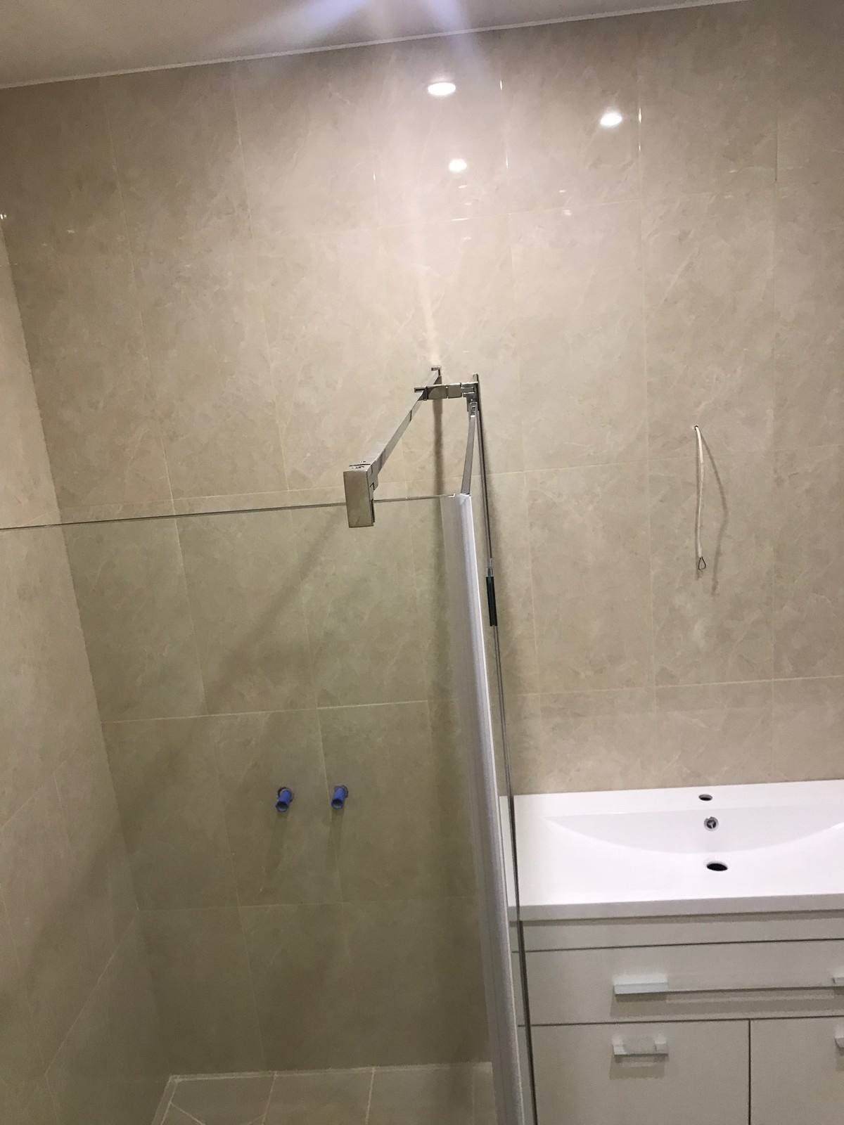 Стеклянная душевая в центре