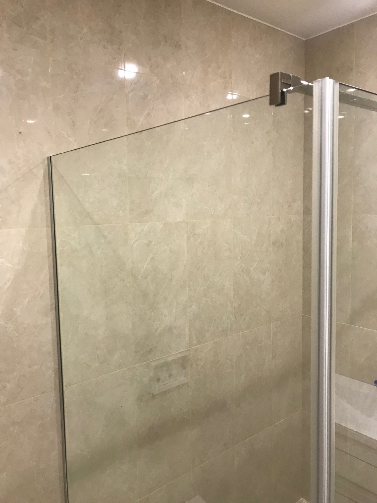 Стеклянная душевая в центре