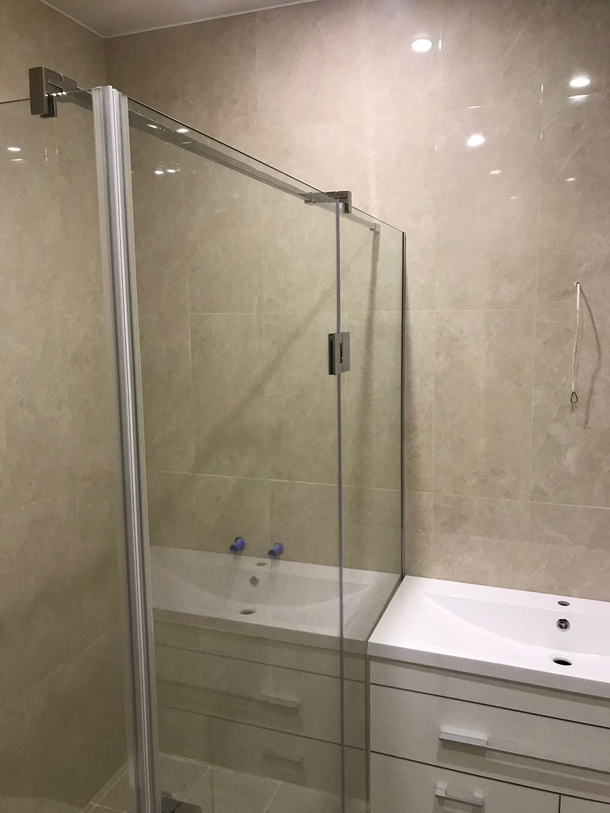 Стеклянная душевая в центре