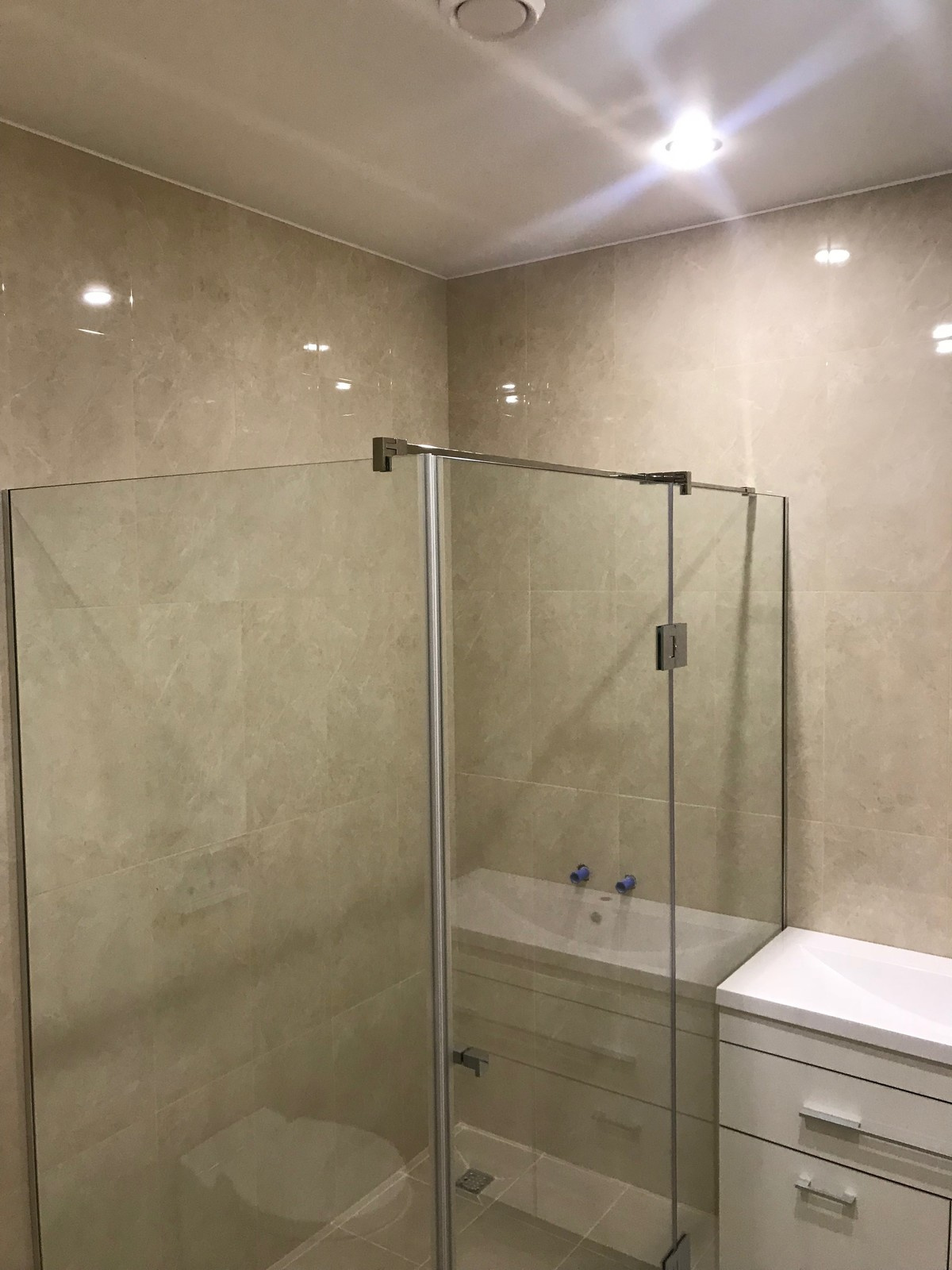 Стеклянная душевая в центре