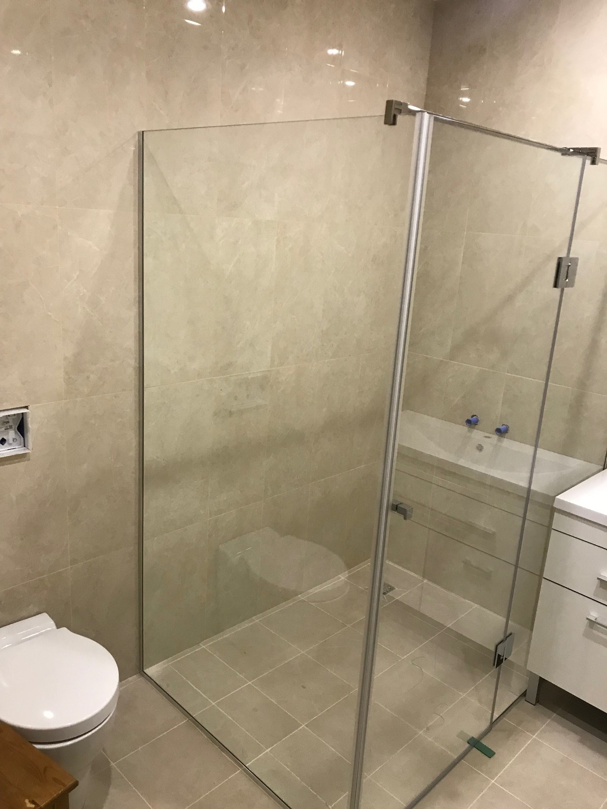 Стеклянная душевая в центре