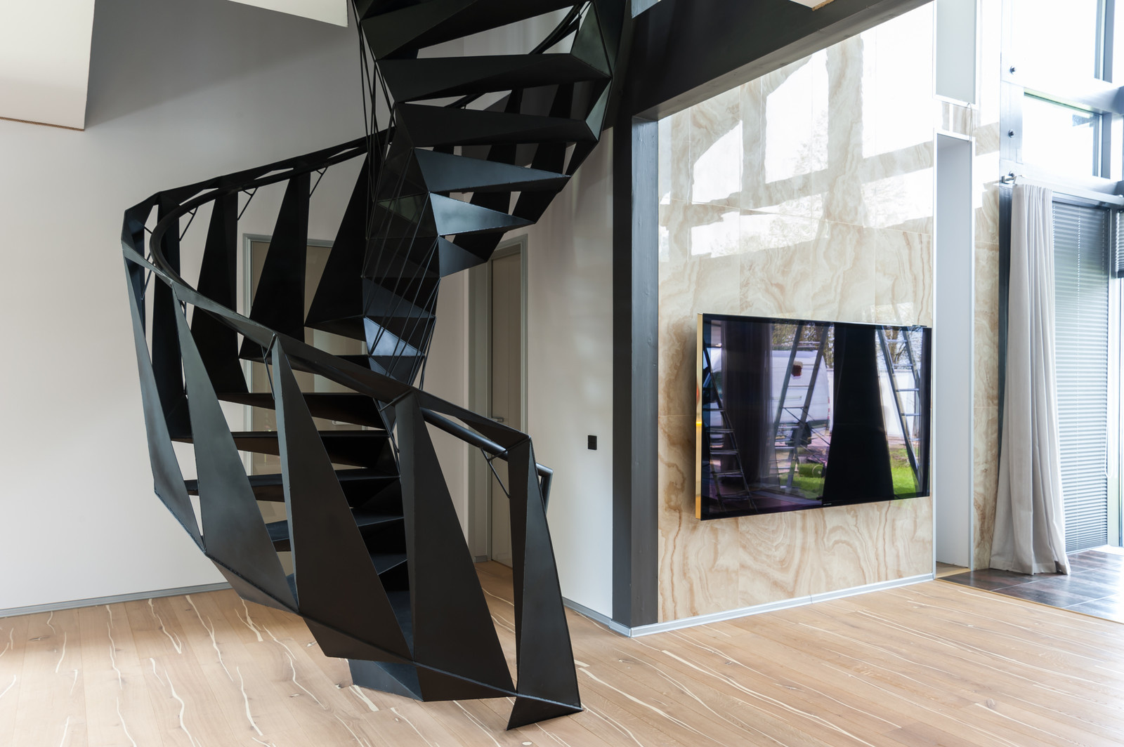 Телевизор Bang&Olufsen в гостиной