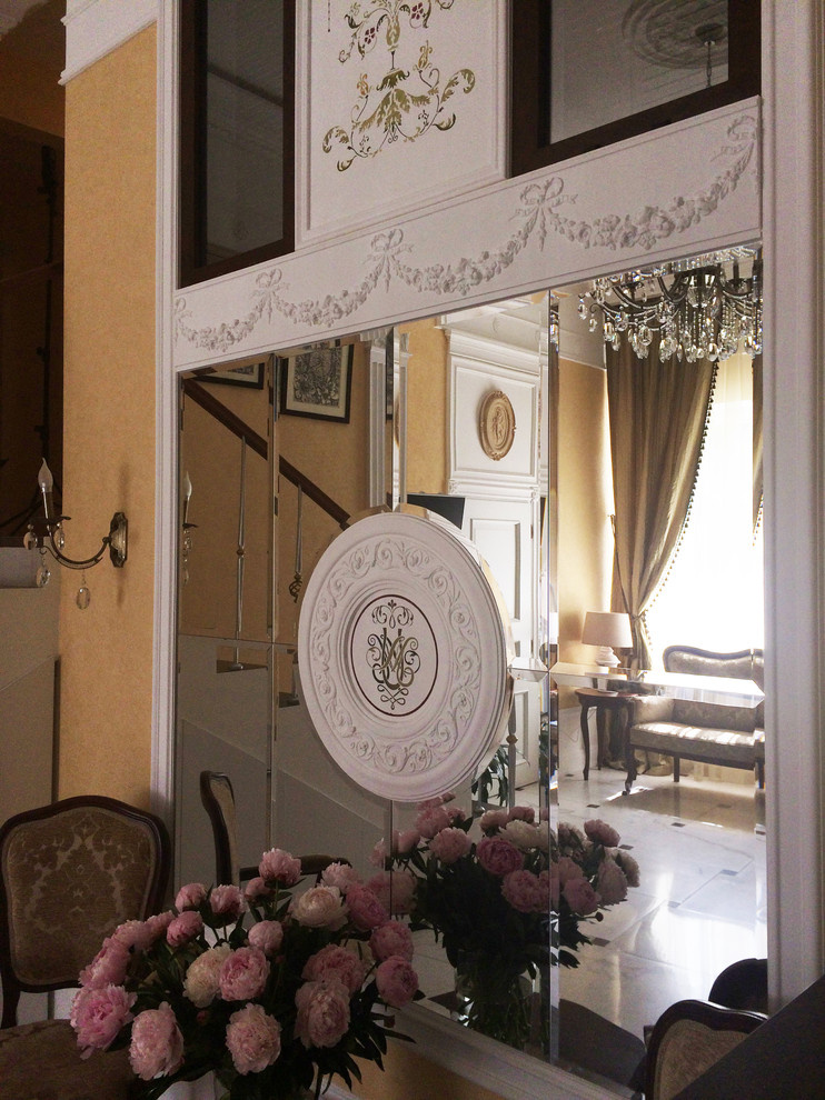 Холл с лестницей