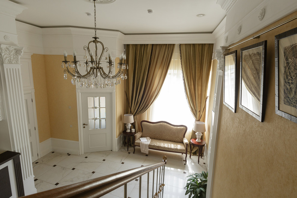 Холл с лестницей