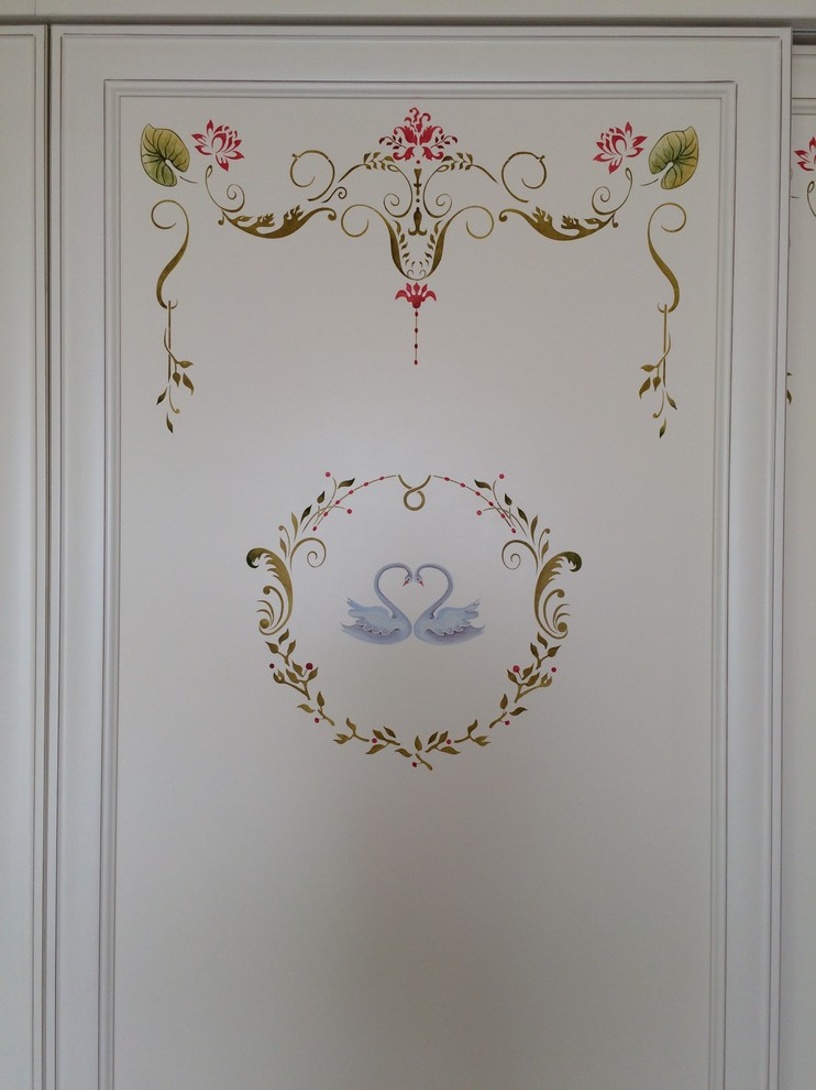 Фрагмент росписи шкафа в спальне