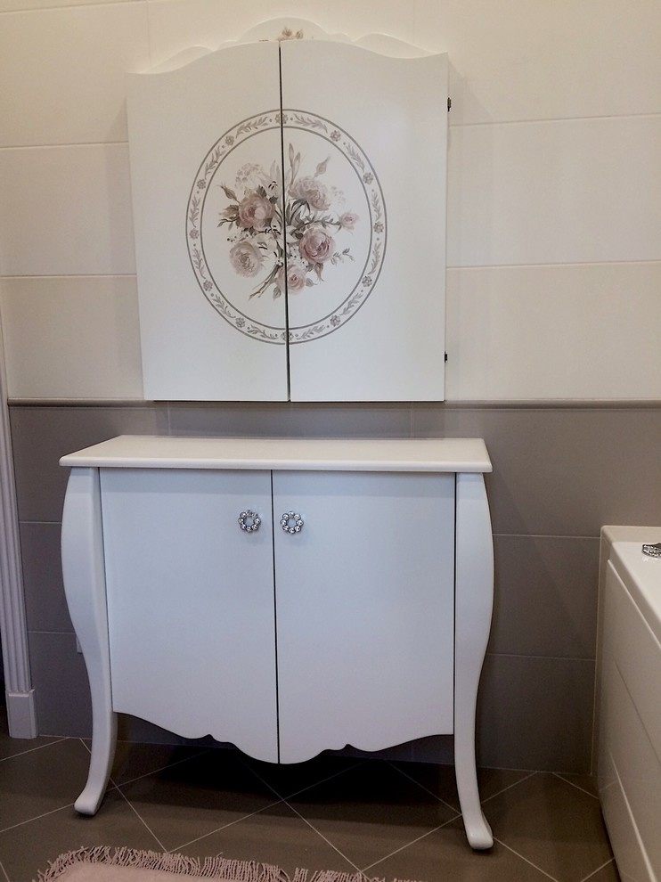 Консоль в ванной комнате для туалетных принадлежностей и косметики и зеркалом-тр