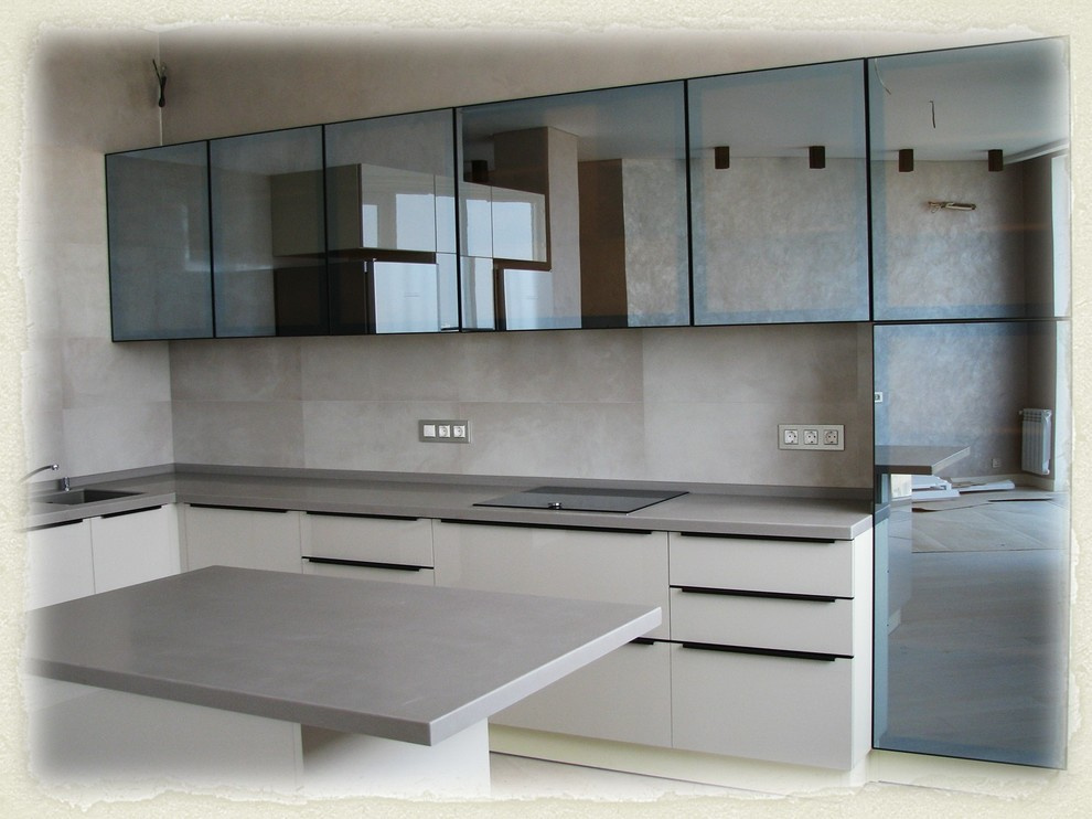 Современная глянцевая кухня с островом