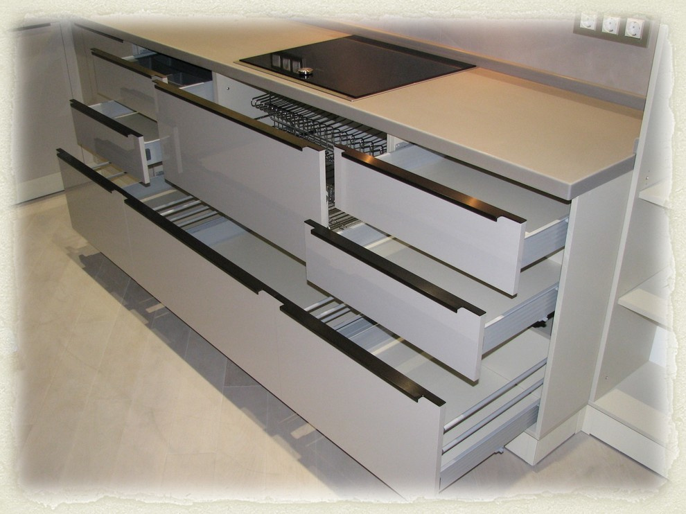 Современная глянцевая кухня с островом