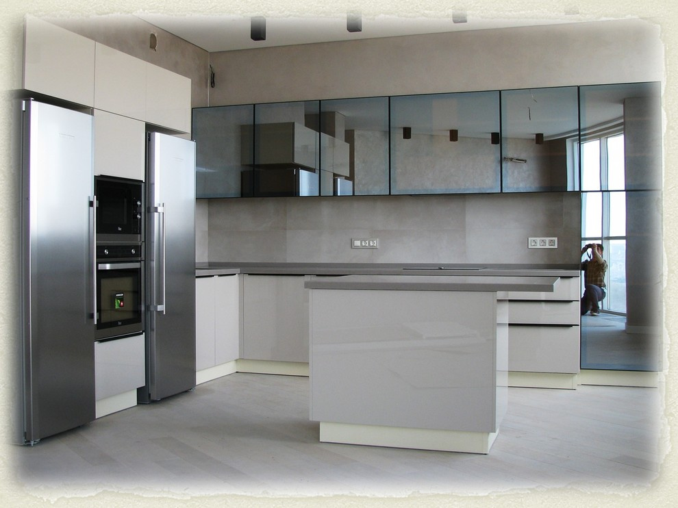 Современная глянцевая кухня с островом