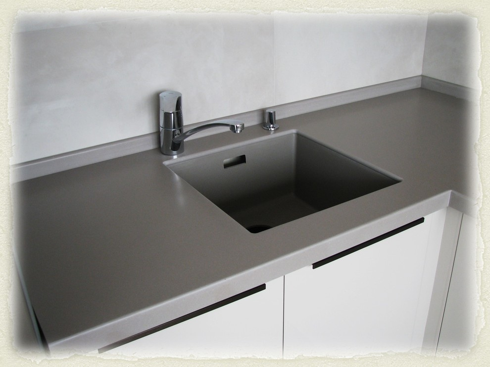 Современная глянцевая кухня с островом