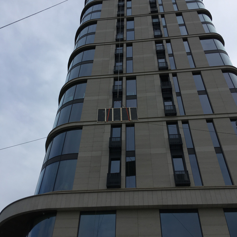 Панно из полудрагоценного мрамора с подъемом альпинистами на 12 этаж