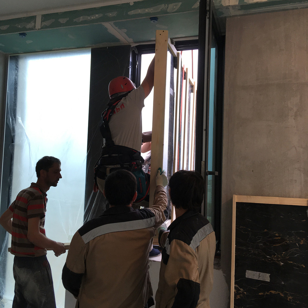 Панно из полудрагоценного мрамора с подъемом альпинистами на 12 этаж