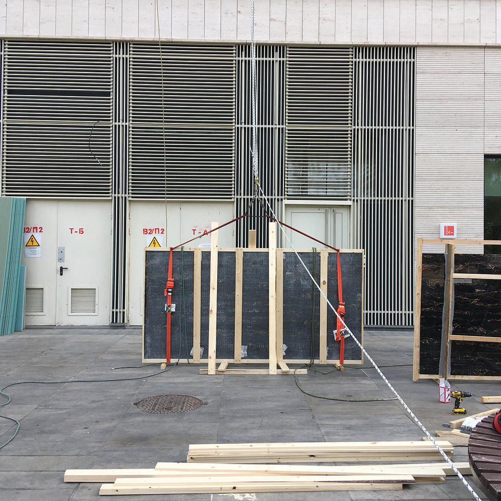 Панно из полудрагоценного мрамора с подъемом альпинистами на 12 этаж