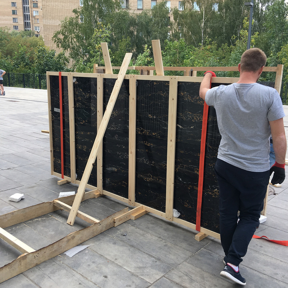 Панно из полудрагоценного мрамора с подъемом альпинистами на 12 этаж