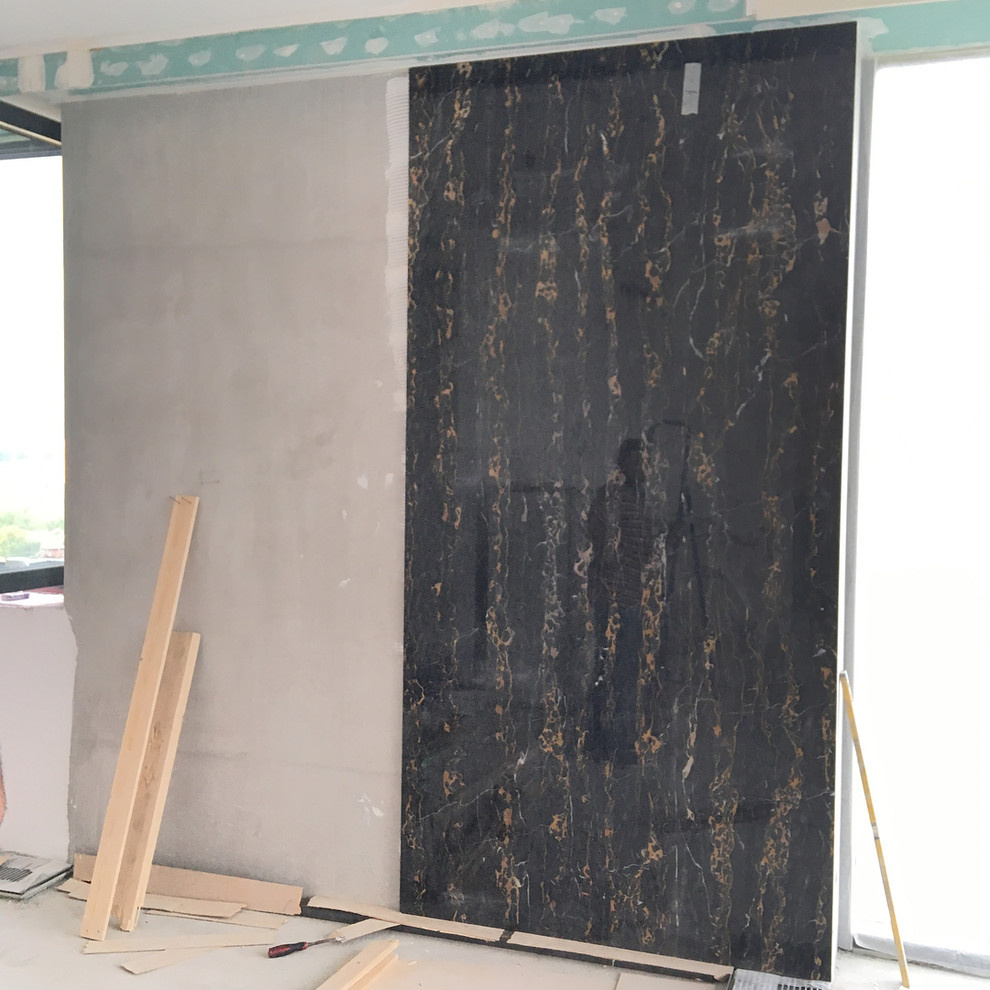 Панно из полудрагоценного мрамора с подъемом альпинистами на 12 этаж