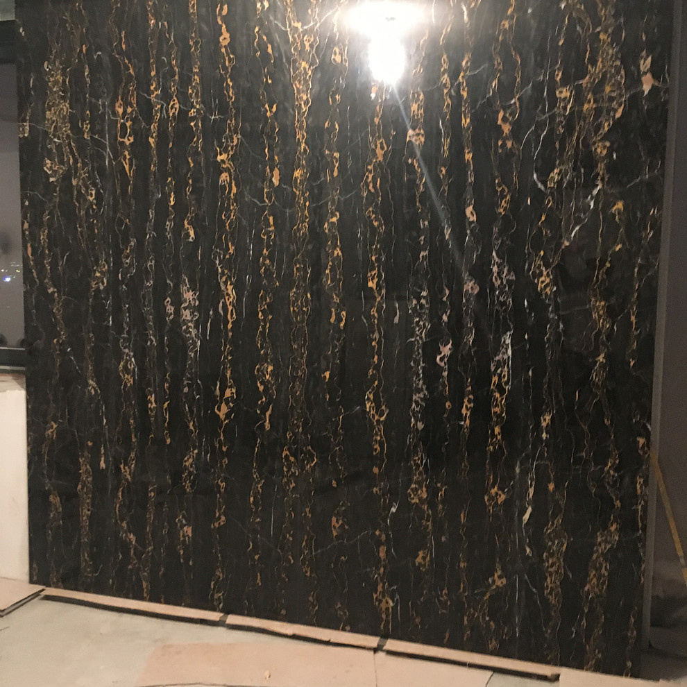 Панно из полудрагоценного мрамора с подъемом альпинистами на 12 этаж