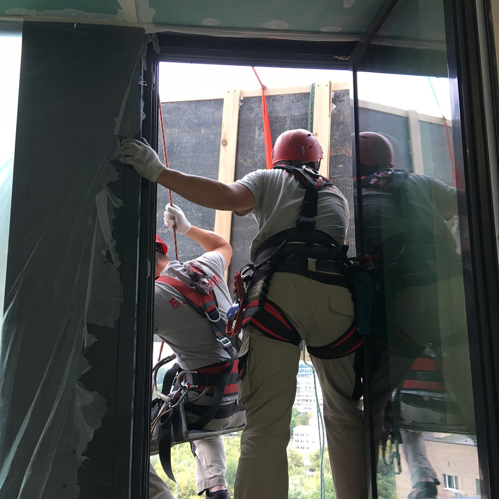 Панно из полудрагоценного мрамора с подъемом альпинистами на 12 этаж