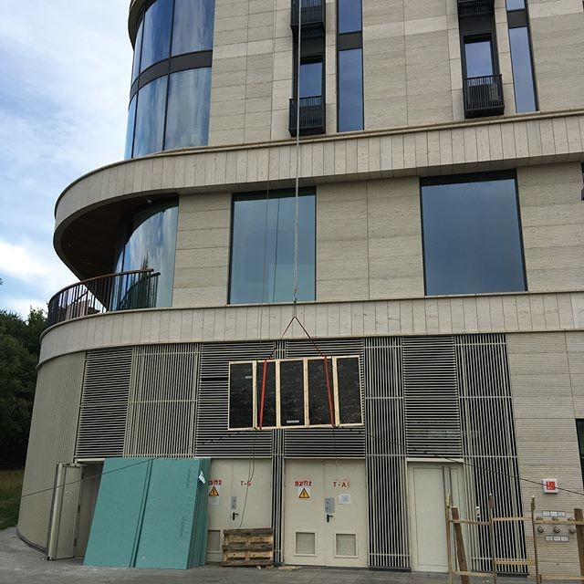 Панно из полудрагоценного мрамора с подъемом альпинистами на 12 этаж