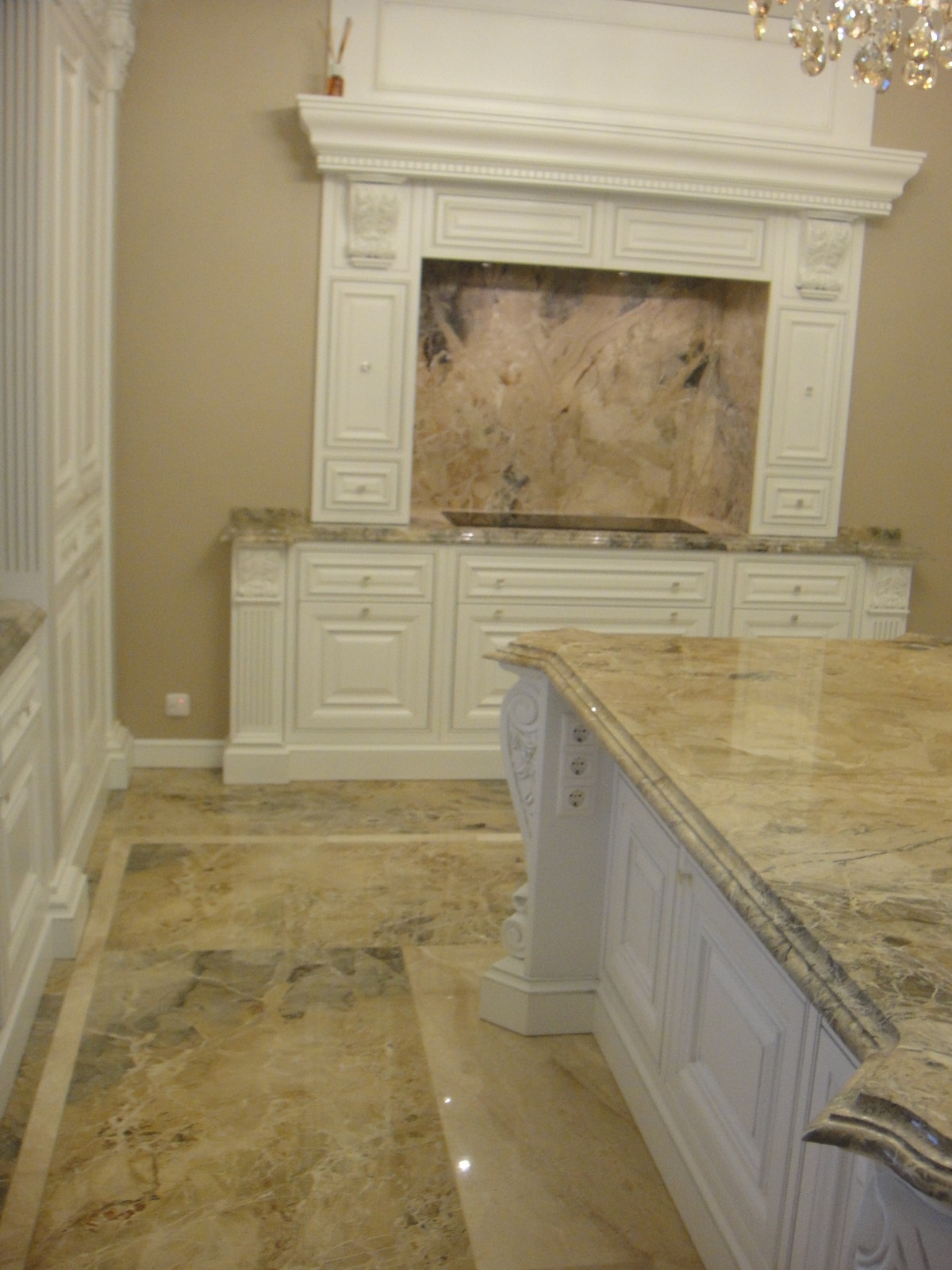 Кухня Мрамор Aurora Blue в интерьере