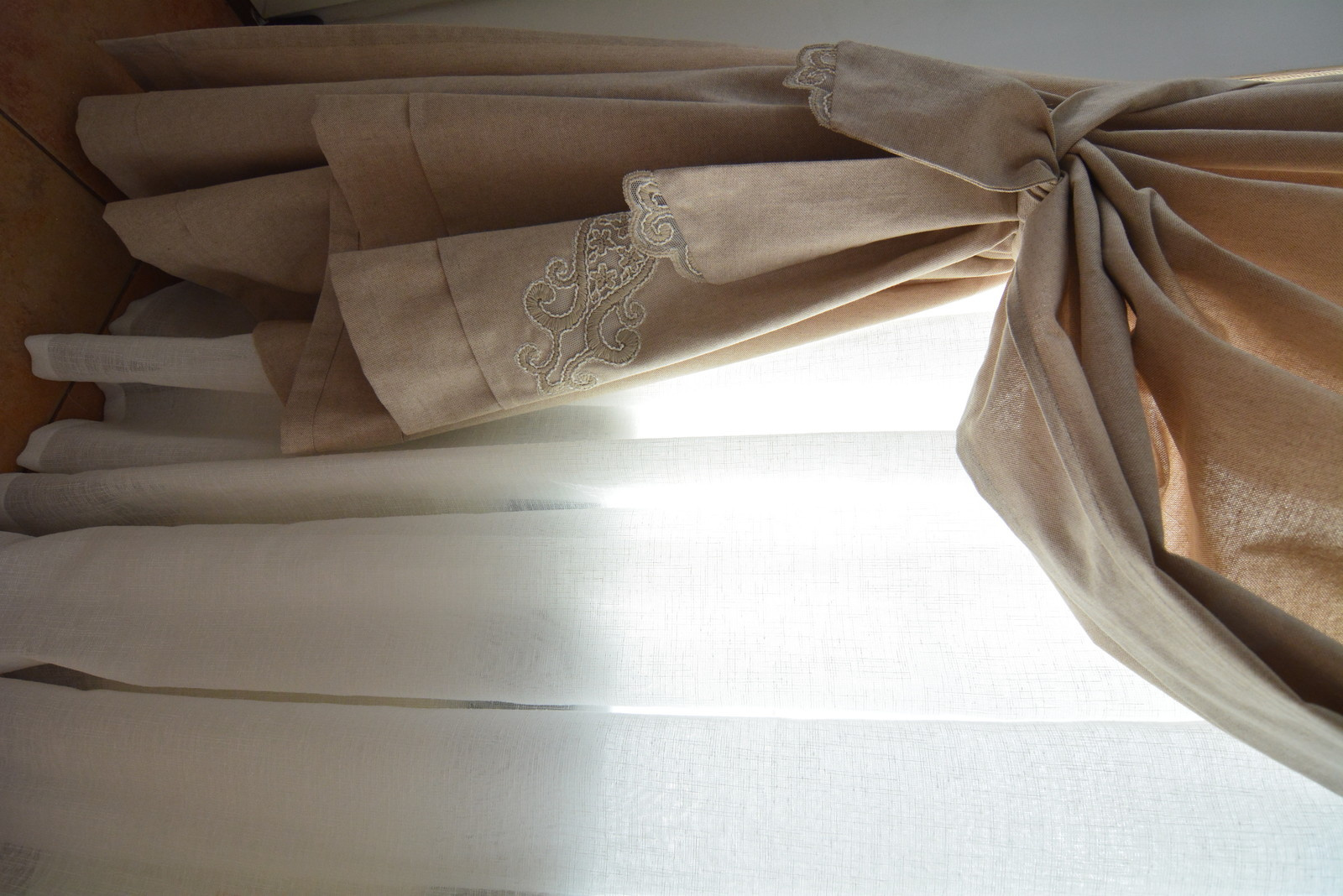 Шторы в обеденную зону и на кухню для загородного дома