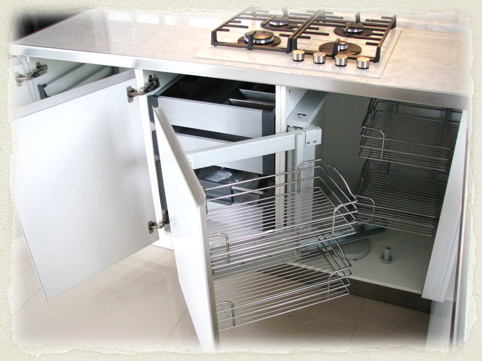 Белая глянцевая кухня