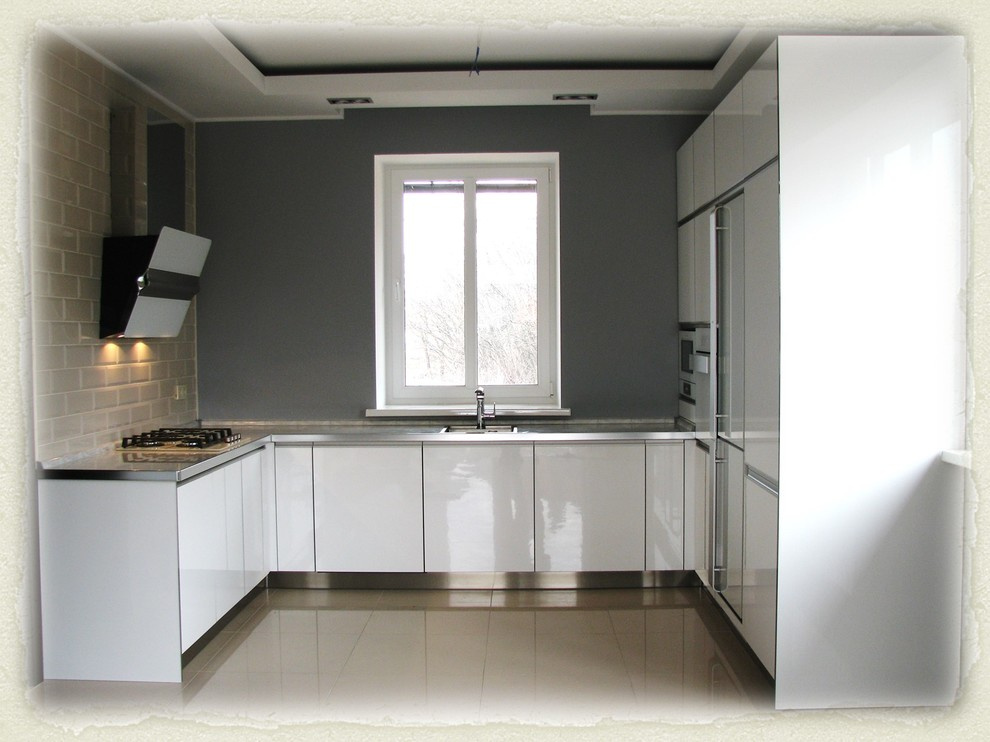 Белая глянцевая кухня