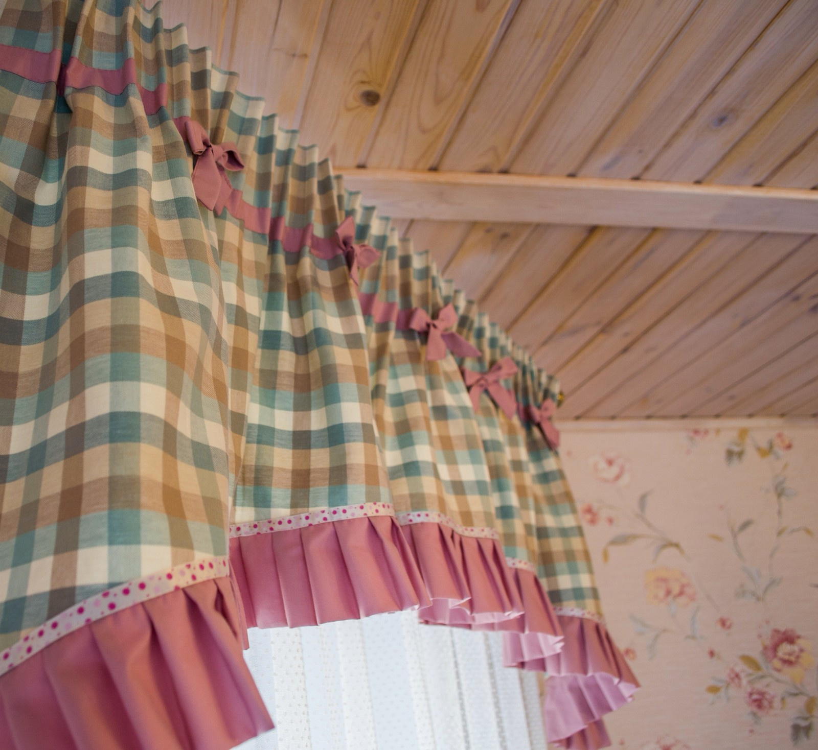 Клетчатые ламбрекены в детскую для девочки